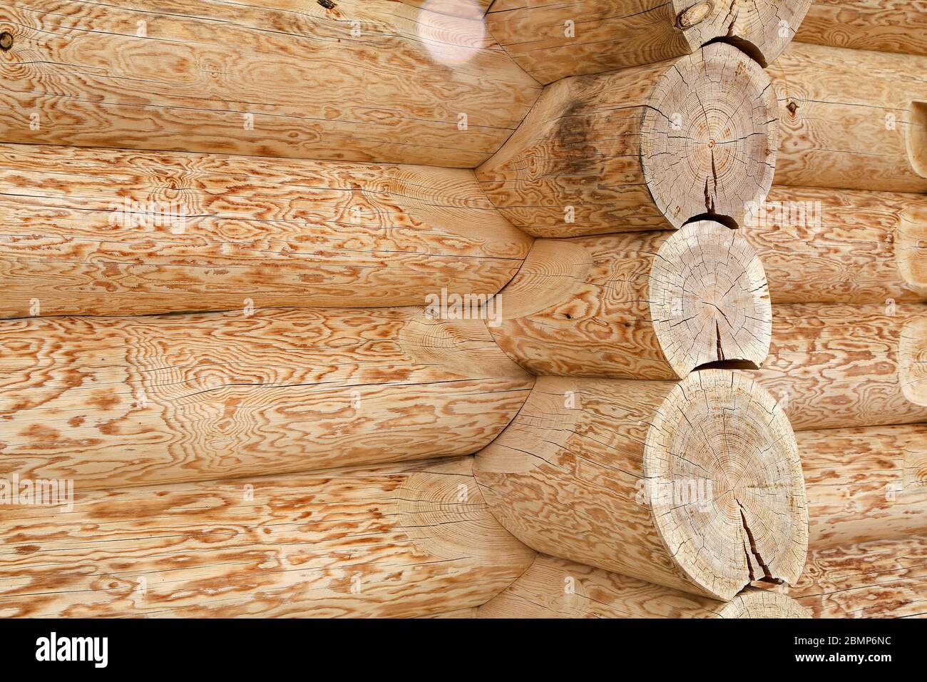 Angolo di una vecchia casa di legno con tronchi tondi Foto Stock
