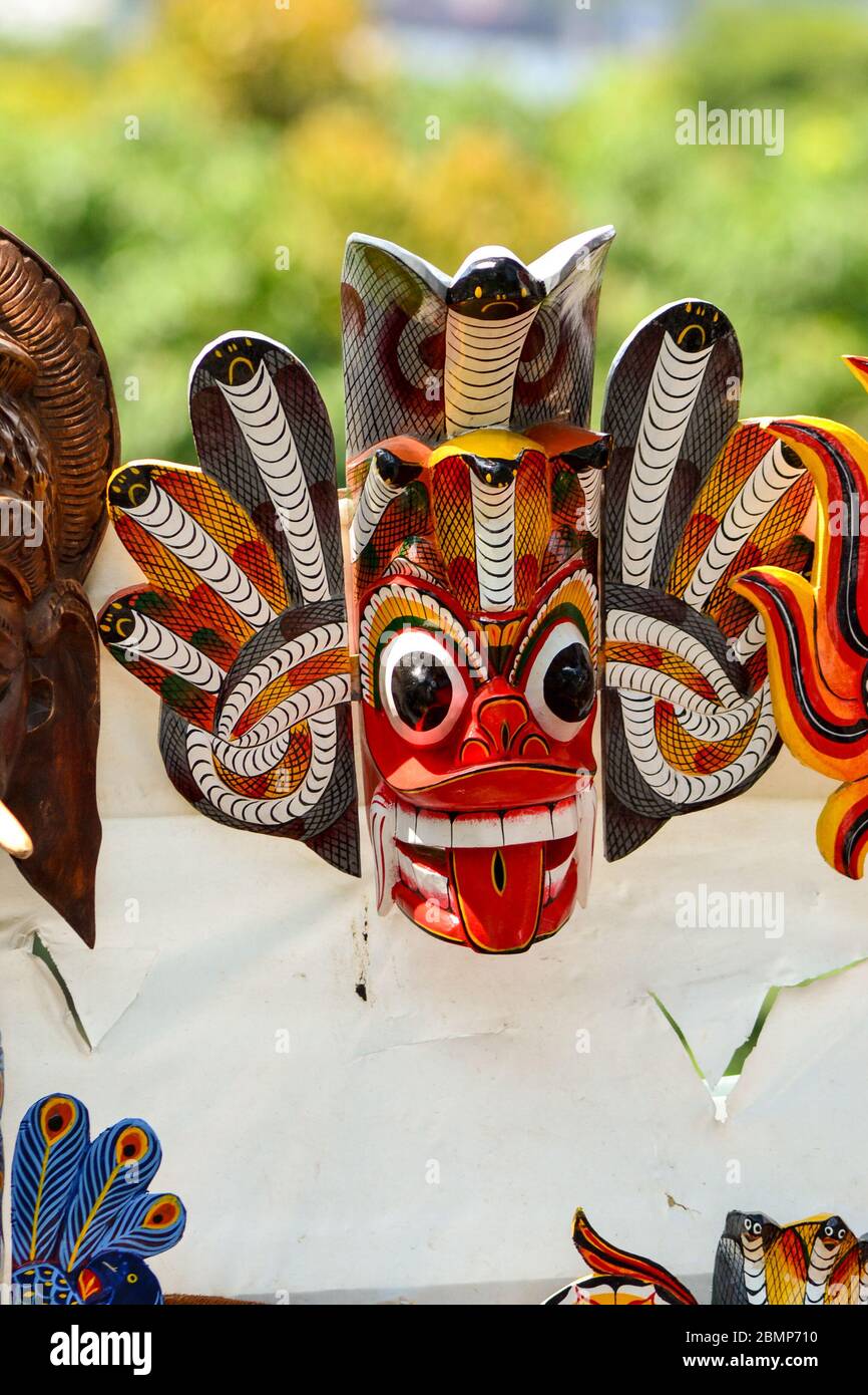 Maschere colorate in esposizione in un negozio di strada in Sri Lanka. Queste maschere vengono utilizzate durante le celebrazioni. Foto Stock