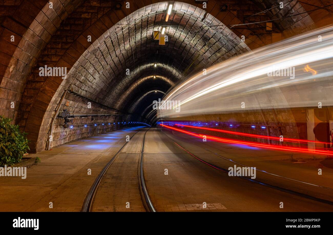 Bratislava Tram tunnel sotto il castello con sentiero leggero. Foto Stock