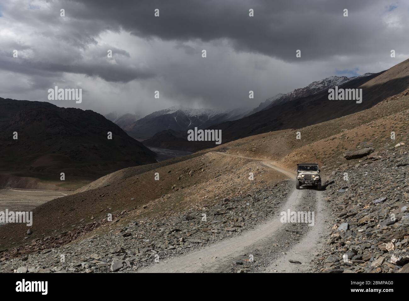 Giro in jeep nella valle di Chandra in alta montagna Himalaya, India Foto Stock