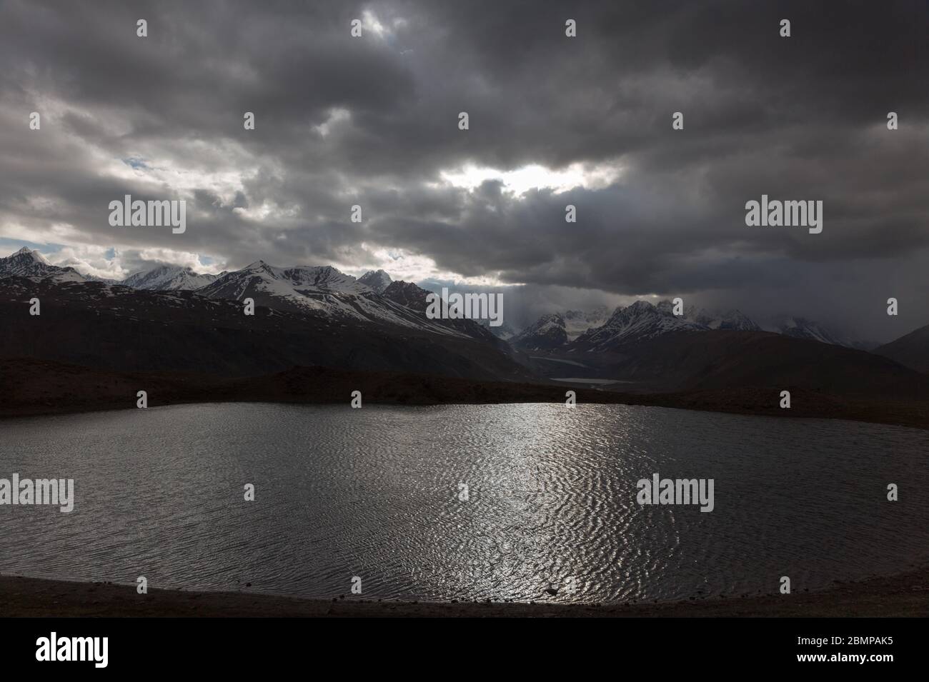 Chandra tal (lago) in alta montagna Himalaya, India Foto Stock