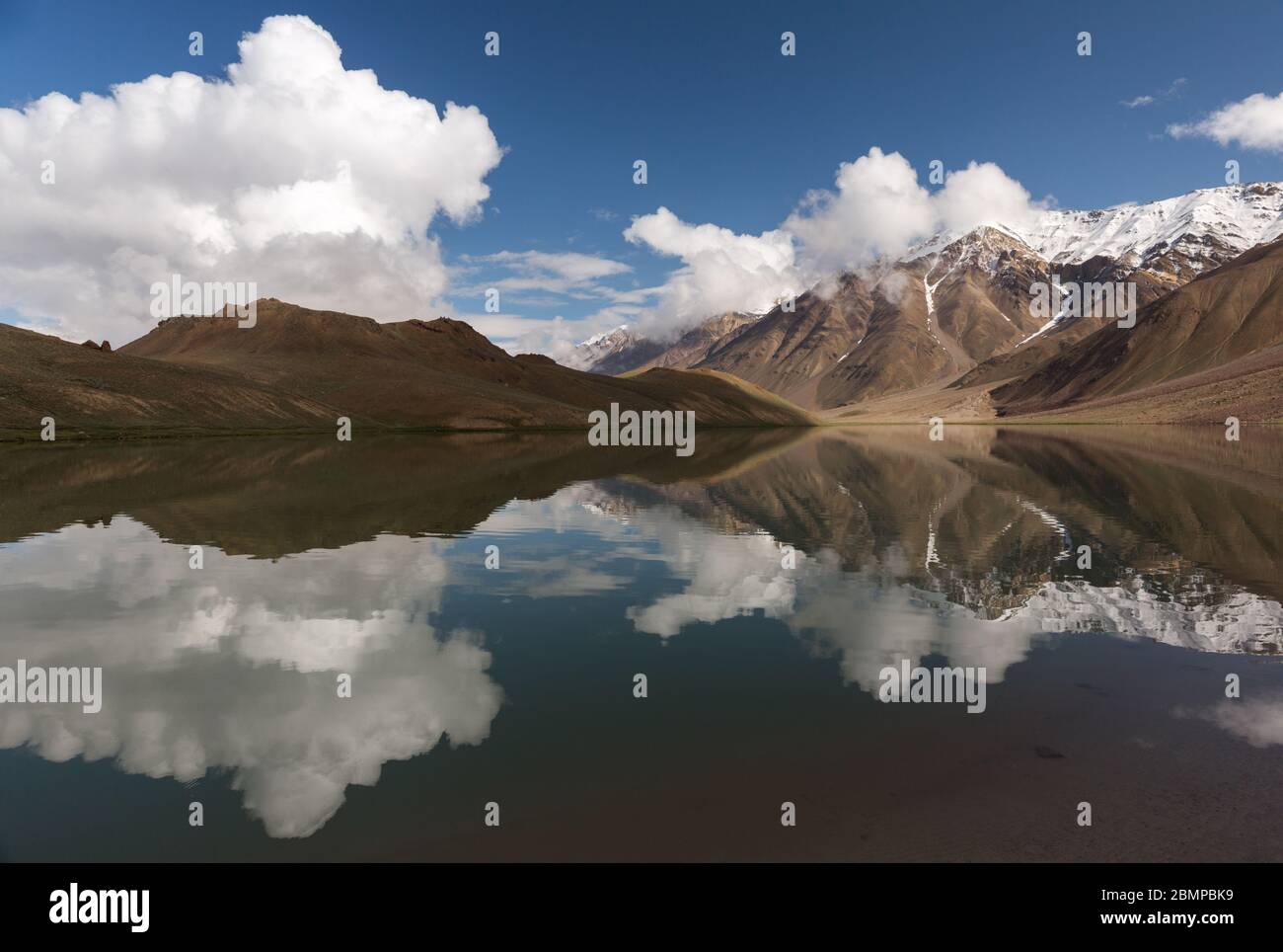 Chandra tal (lago) in alta montagna Himalaya, India Foto Stock