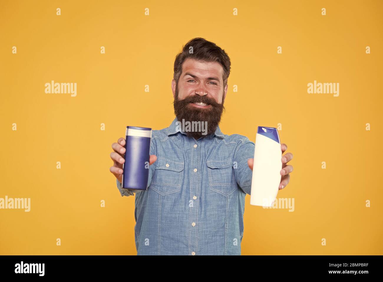 Essenziale per una buona igiene. Bottigliette per gel e shampoo hippster. Uomo con bearded con prodotti di igiene. Cosmetici e articoli da toeletta. Abitudini di igiene personale. Igiene e salute. Foto Stock