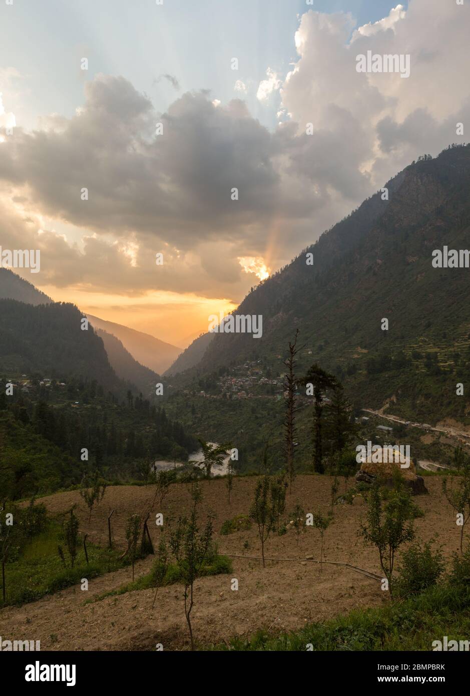 L'ultimo sole di sera passa attraverso la valle Parvati in Himalaya vicino Manali, Himachal Pradesh, India Foto Stock