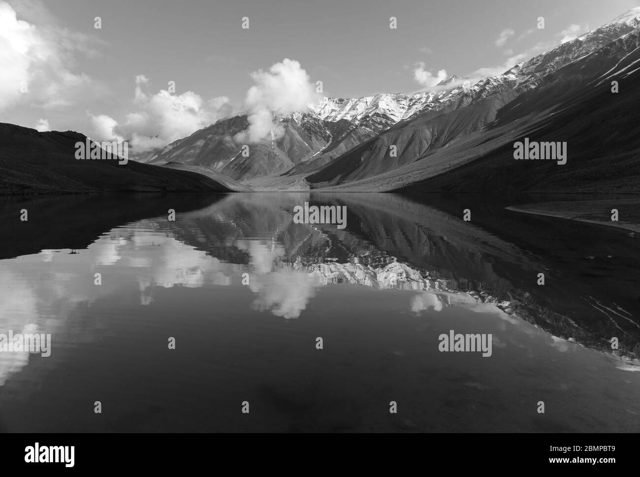 Chandra tal (lago) in alta montagna Himalaya, India Foto Stock