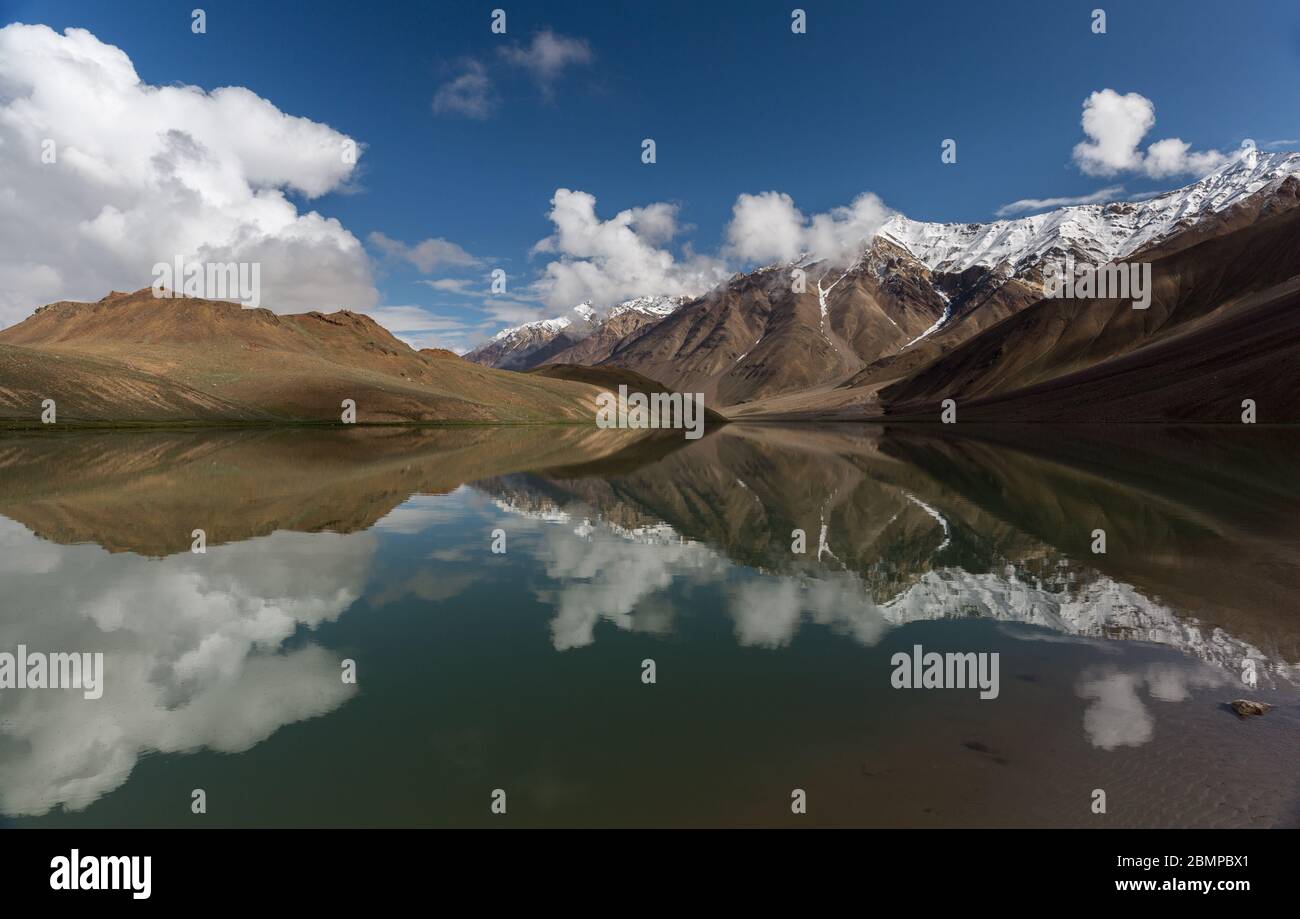 Chandra tal (lago) in alta montagna Himalaya, India Foto Stock