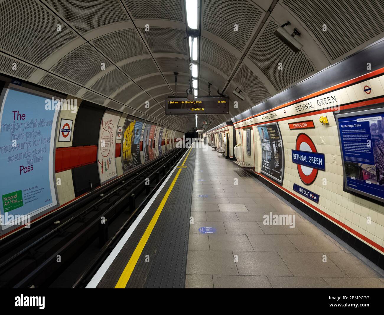 Londra. REGNO UNITO. Il 10 maggio 2020 alle 12:45. Ampio angolo di visione della piattaforma verde sotterranea Bethnal vuota. Foto Stock