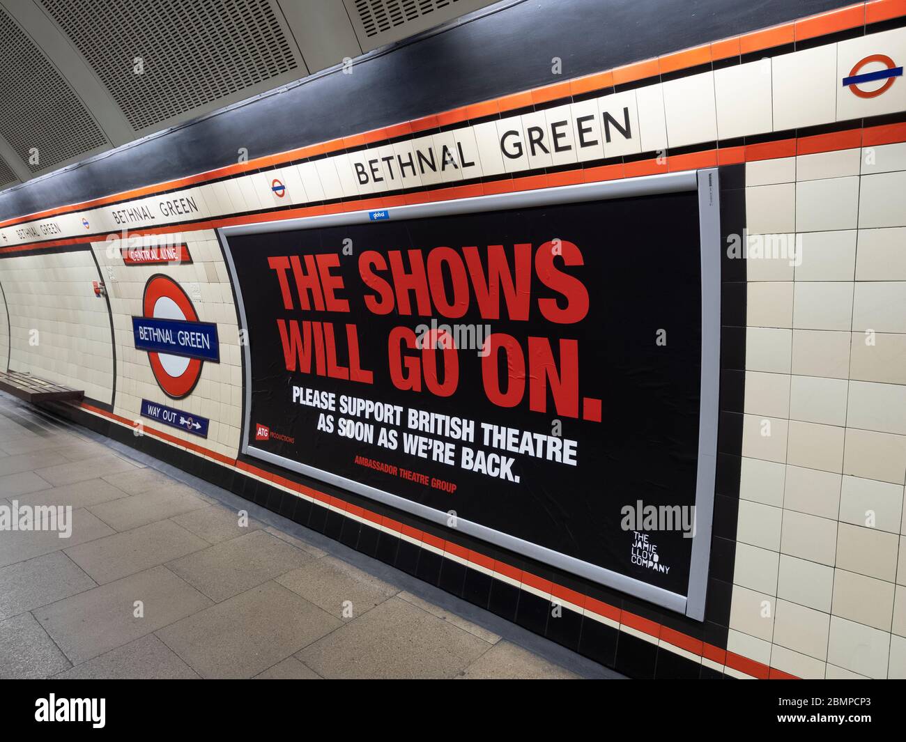 Londra. REGNO UNITO. Il 10 maggio 2020. Messaggio di supporto British Theatre sulla piattaforma Bethnal Green Staion durante il Lockdown. Foto Stock