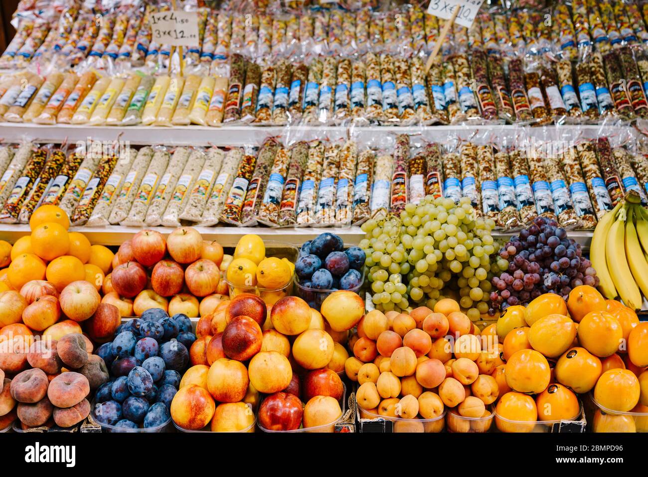 Venezia, Italia - 04 ottobre 2019: Bancarella di frutta di mercato, sulla vetrina sono ripiegati: Arance, mele, limoni, prugne, uva, banane, pesche di fico Foto Stock