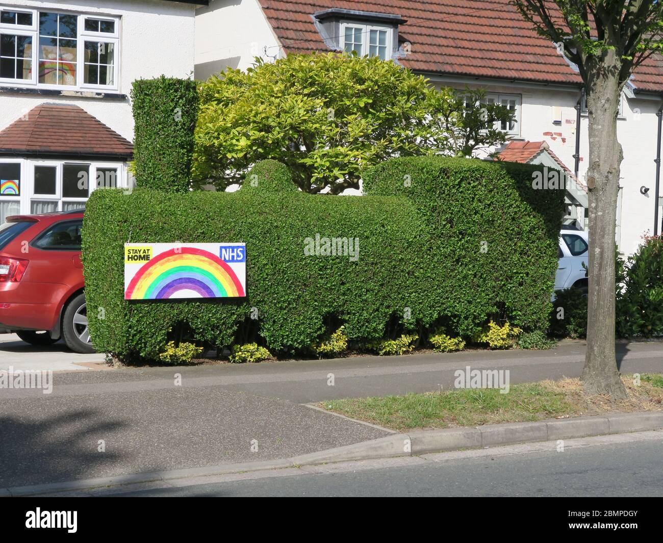 Siepi privet, Lincoln City, ferrovia, paesaggistica, orticoltura, Architettura, siepe verde, giardiniere hobby, vapore, treno, Rainbow NHS stare a casa. Foto Stock