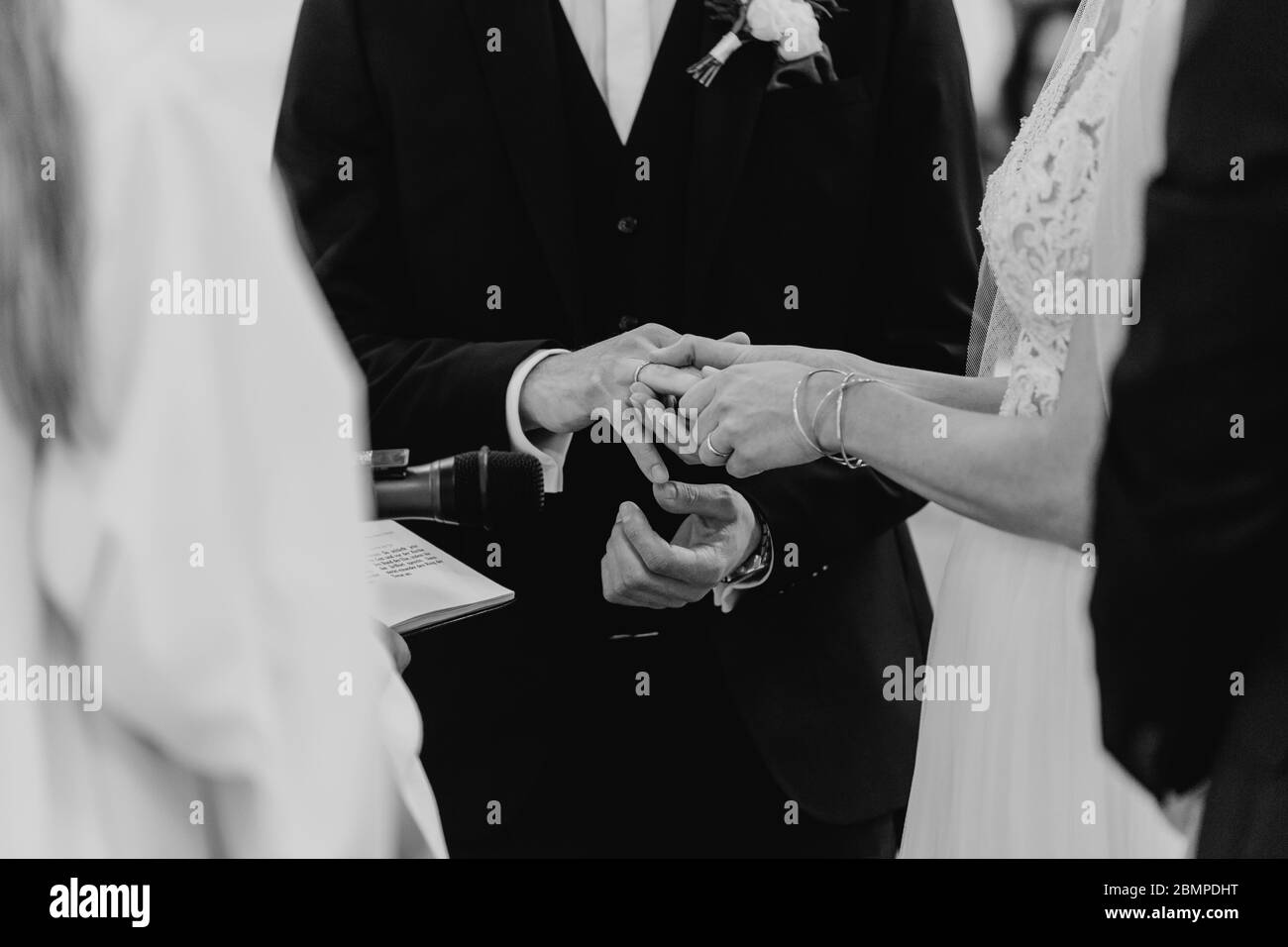 Sposo e sposo scambiano anelli al loro matrimonio Foto Stock