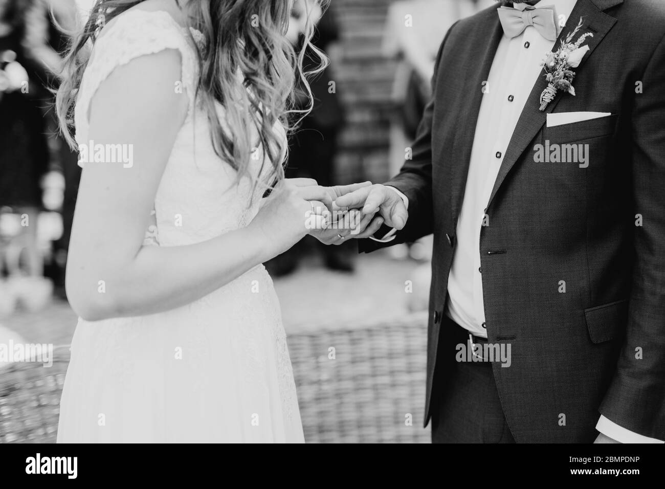 Sposo e sposo scambiano anelli al loro matrimonio Foto Stock