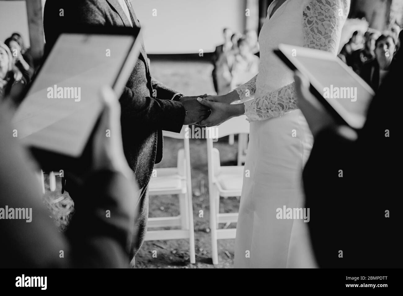 Sposo e sposo scambiano anelli al loro matrimonio Foto Stock