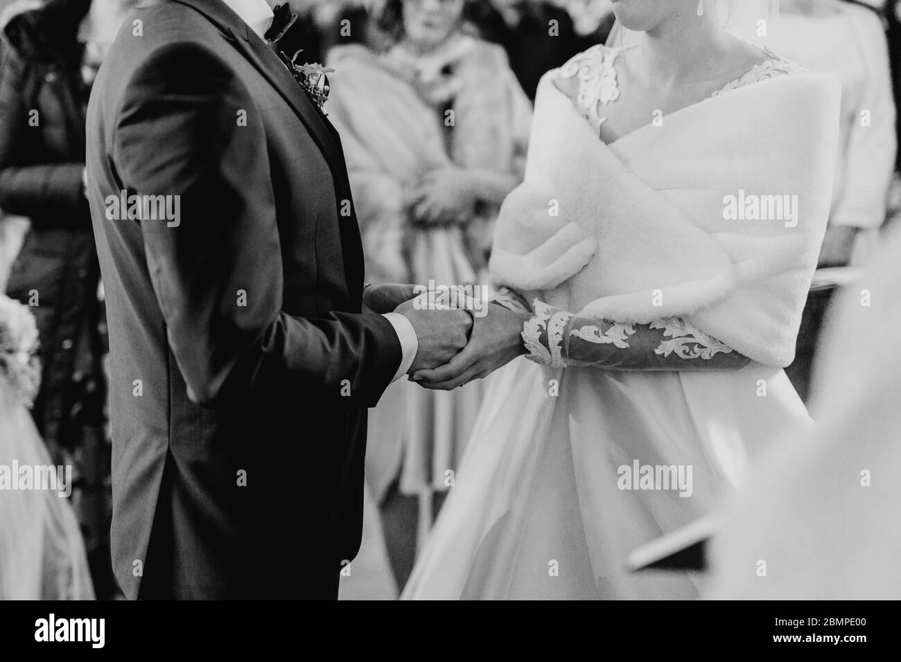 Sposo e sposo scambiano anelli al loro matrimonio Foto Stock