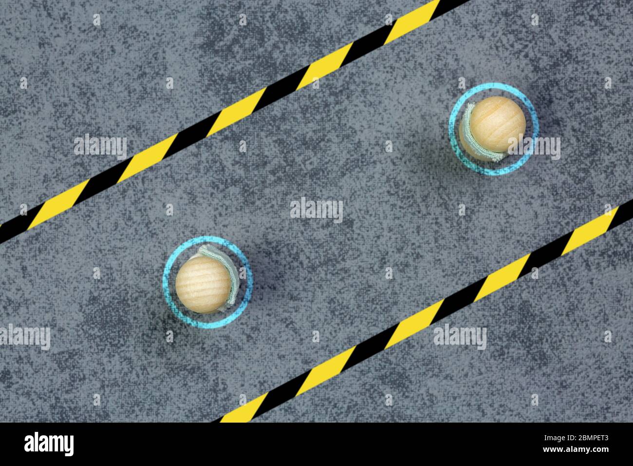 concetto di marcatura a terra e di segnaletica, per la distanza fisica o sociale in strada o sul luogo di lavoro per combattere la trasmissione di t Foto Stock