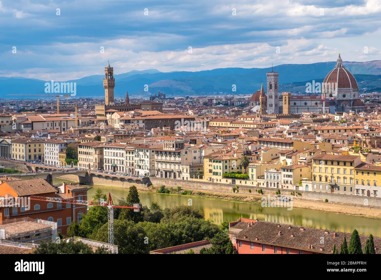 Firenze, Italia - 16 agosto 2019: Veduta dello skyline di Firenze con Ponte Vecchio e il Duomo di Santa Maria del Fiore, Toscana, Italia Foto Stock