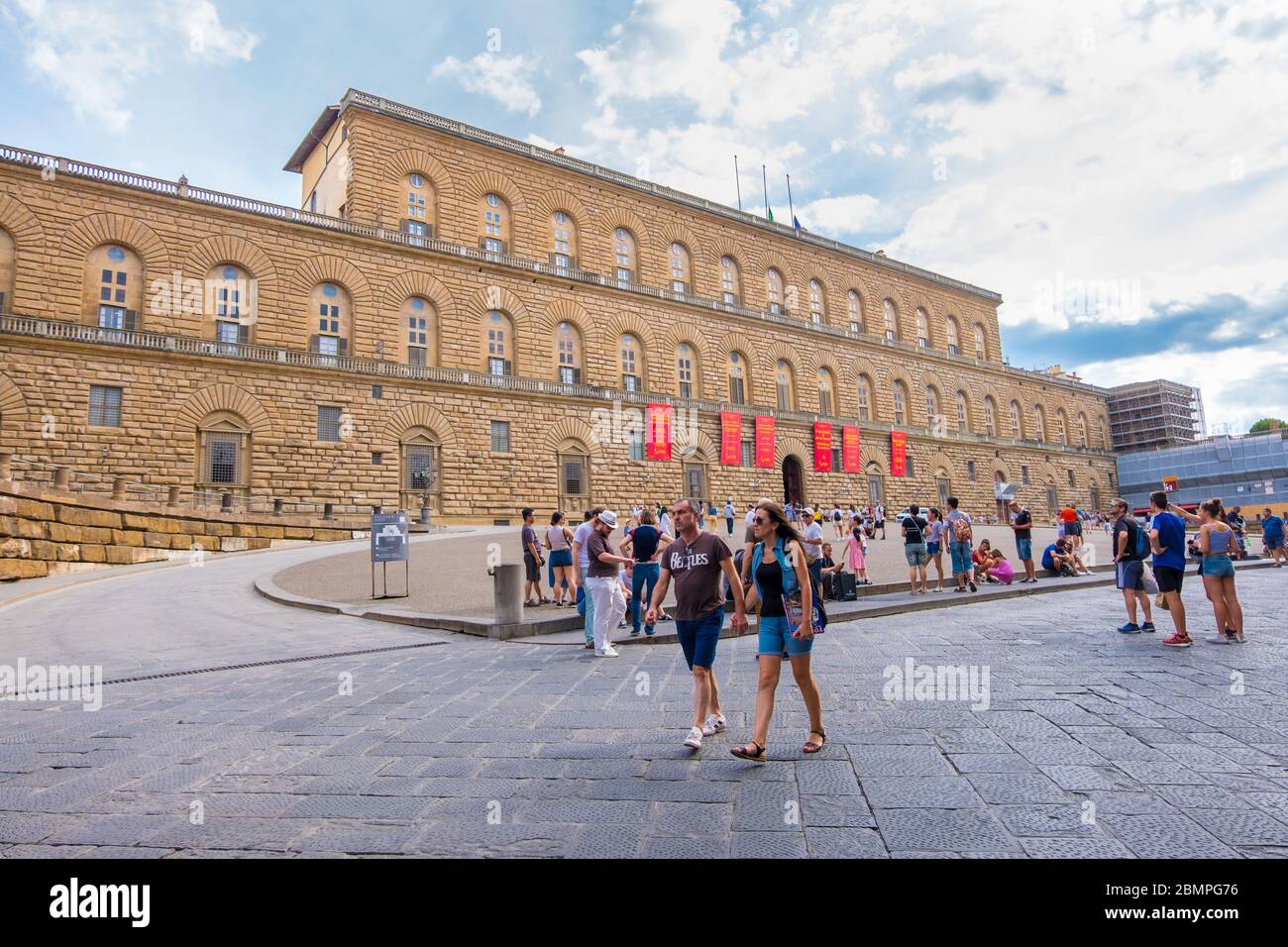 Firenze, Italia - 16 agosto 2019: Turisti che camminano vicino a Palazzo Pitti o Palazzo Pitti, è un vasto palazzo rinascimentale a Firenze Foto Stock