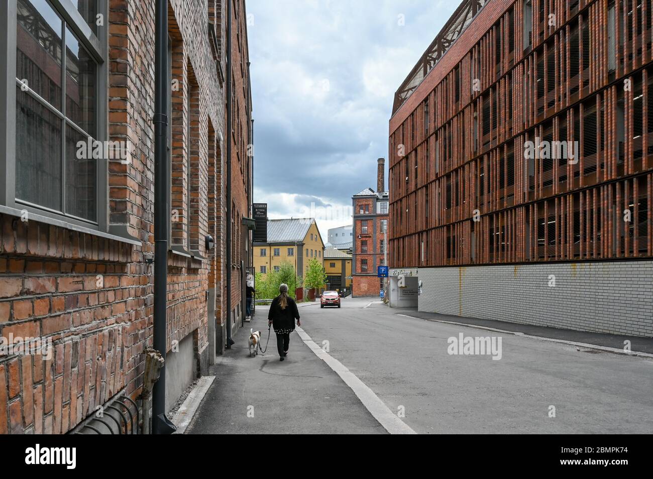 Garvaregatan è una vecchia strada nel paesaggio industriale di Norrkoping. Gli edifici della fabbrica sono stati ristrutturati in condomini. Foto Stock