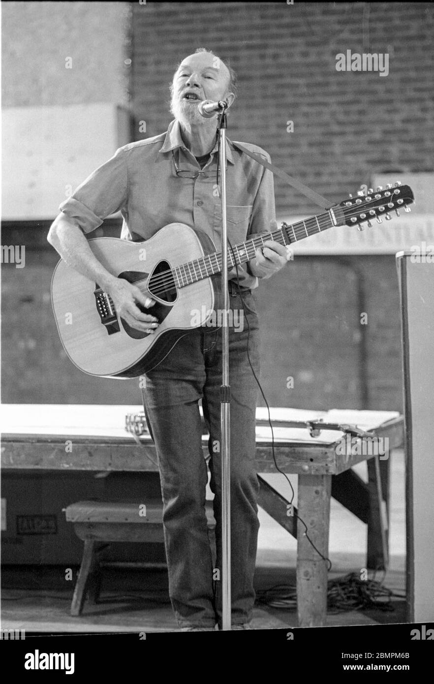 La cantante folk Pete Seeger si esibisce a Beacon, NY, il 15,1988 aprile. Foto di Francis Specker Foto Stock