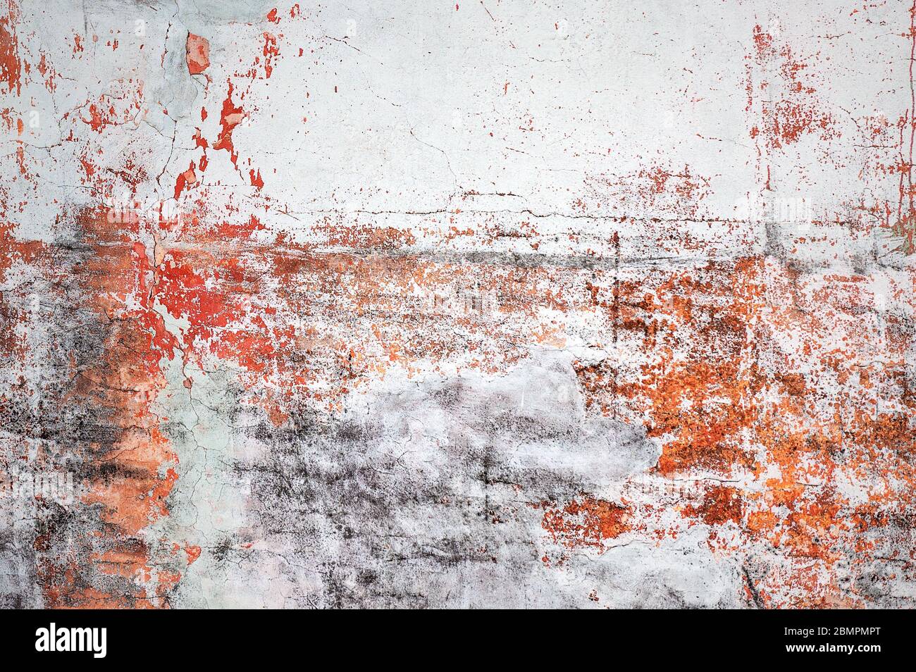 Vecchio frammento di parete di shabby con graffi e crepe Foto Stock