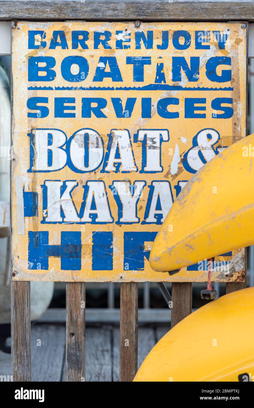 Un cartello di noleggio di barche e kayak battuti dal tempo al Barrenjoey Boating Services a Palm Beach a Sydney, Australia Foto Stock