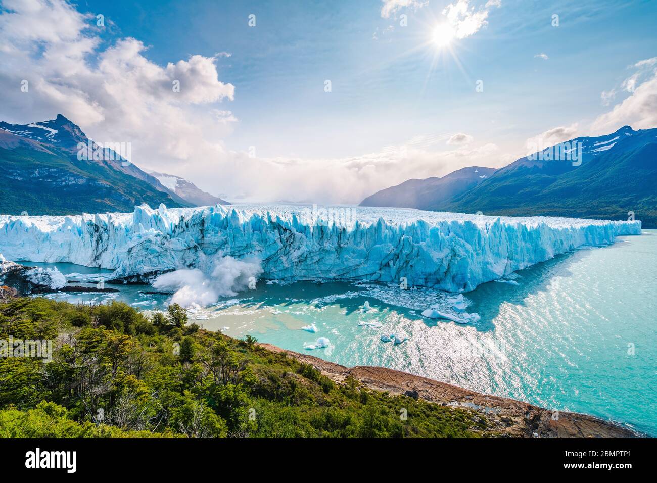 Il ghiaccio crolla nell'acqua al ghiacciaio Perito Moreno nel Parco Nazionale Los Glaciares vicino a El Calafate, Patagonia Argentina, Sud America. Foto Stock