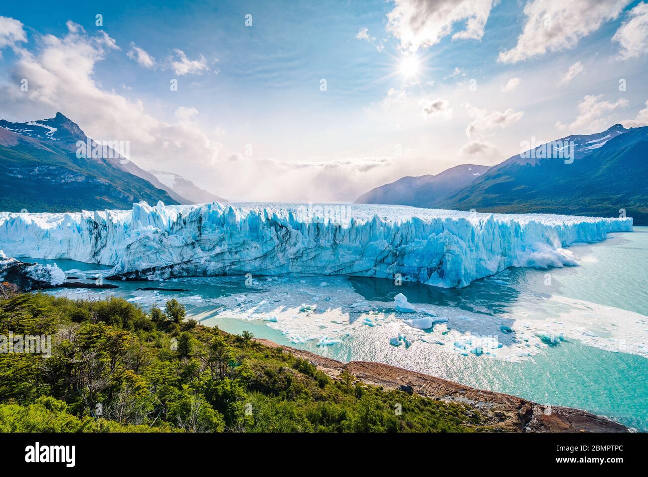 Il ghiaccio crolla nell'acqua al ghiacciaio Perito Moreno nel Parco Nazionale Los Glaciares vicino a El Calafate, Patagonia Argentina, Sud America. Foto Stock