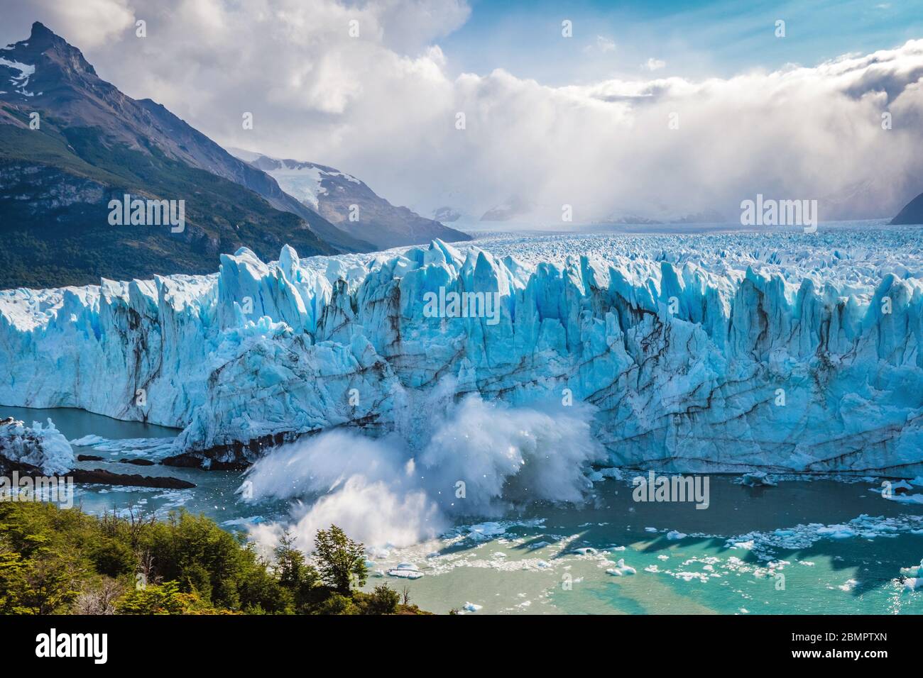 Il ghiaccio crolla nell'acqua al ghiacciaio Perito Moreno nel Parco Nazionale Los Glaciares vicino a El Calafate, Patagonia Argentina, Sud America. Foto Stock