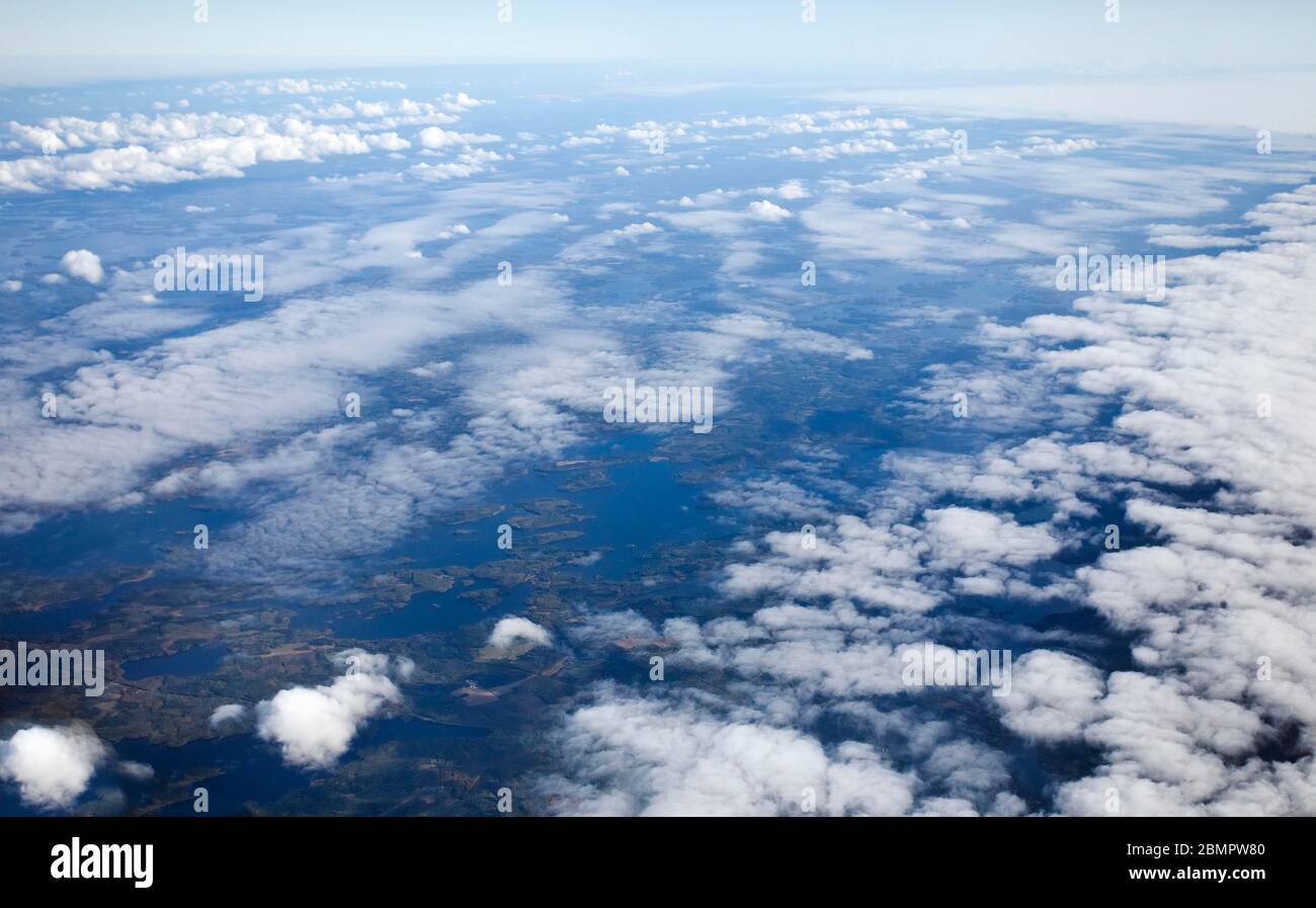 Vista dall'alto della copertura nuvolosa sui laghi finlandesi, Finlandia Foto Stock