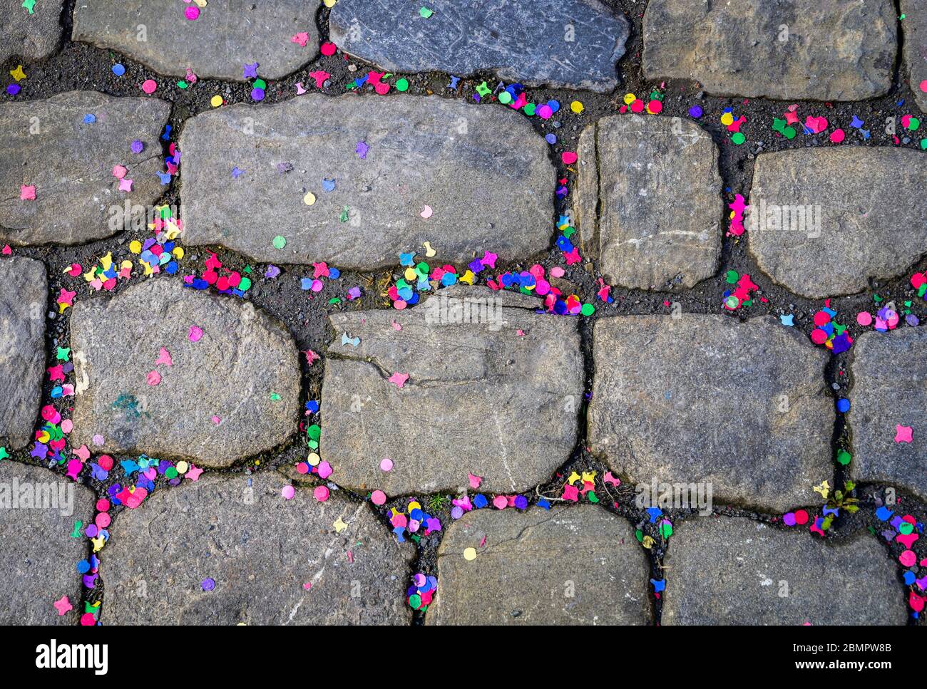 Confetti dopo una sfilata di carnevale tra pavimentazione acciottolata, carnevale, carnevale, Berna, Svizzera Foto Stock