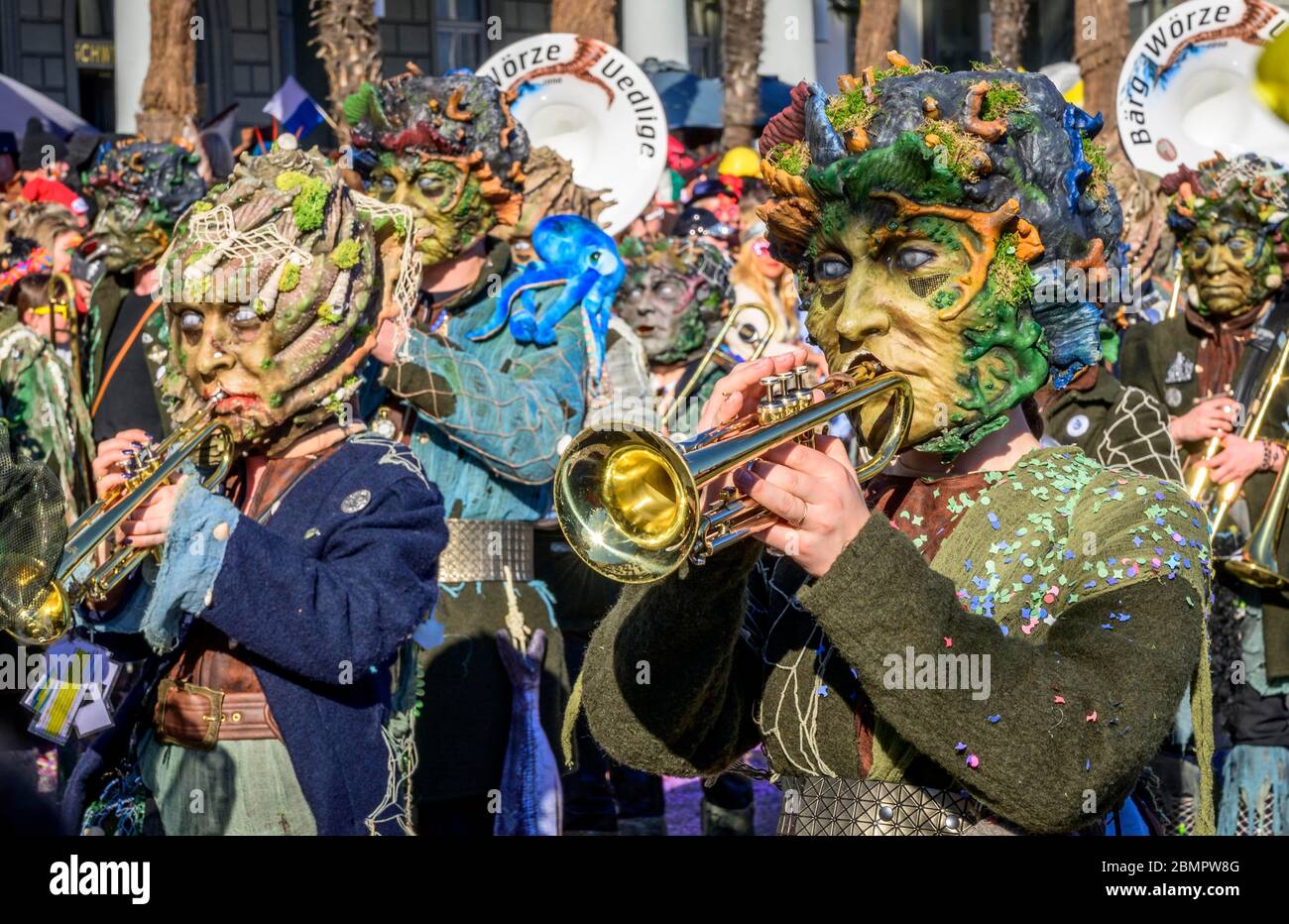 Persone mascherate, Guggenmusiker, sfilata di Carnevale della Guild di Wey su Rosenmontag, Guedismaentig, Carnevale di Lucerna 2020, Lucerna, Svizzera Foto Stock