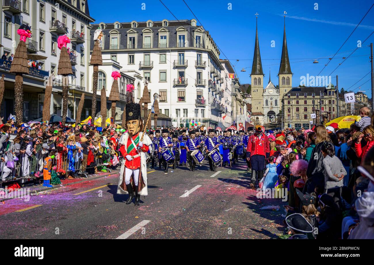 Gruppo musicale Guggenmusikian, sfilata di Carnevale della Guild di Wey su Rosenmontag, Guedismaentig, Carnevale di Lucerna 2020, Lucerna, Svizzera Foto Stock