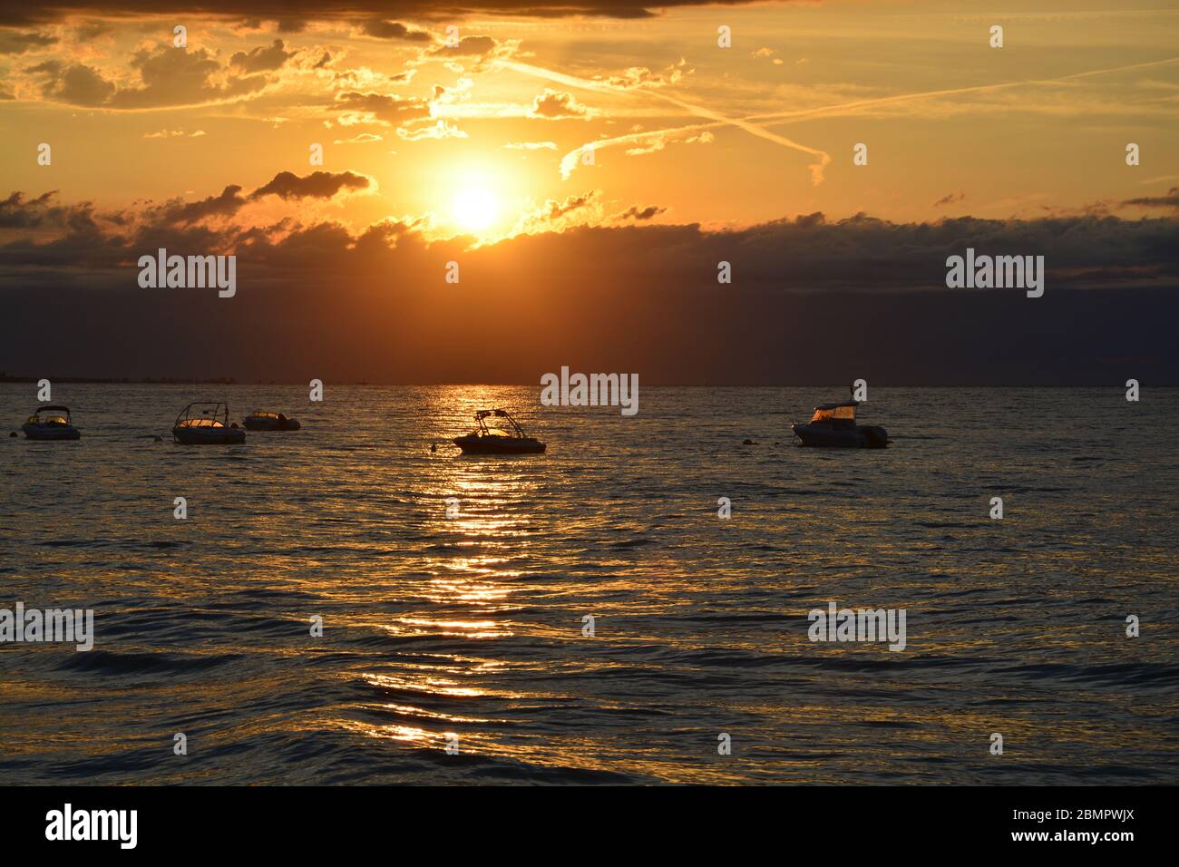DELTA DEL EBRO ESPAÑA TRAMONTO CON CIELO NUVOLOSO E IL I RAGGI DEI COLORI SONO VIVIDI IDILLIACI E SPLENDIDI TRAMONTI Foto Stock