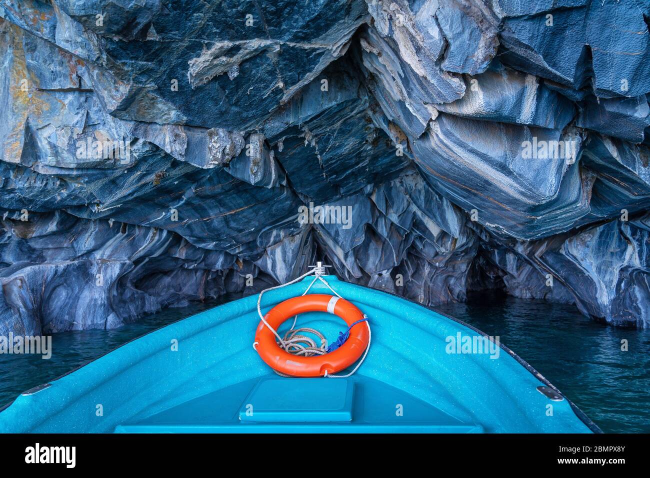 Barca turistica che esplora le grotte di marmo (in spagnolo: Cuevas de Marmol), una serie di grotte scolpite nel lago General Carrera in Cile, Sud America. Foto Stock
