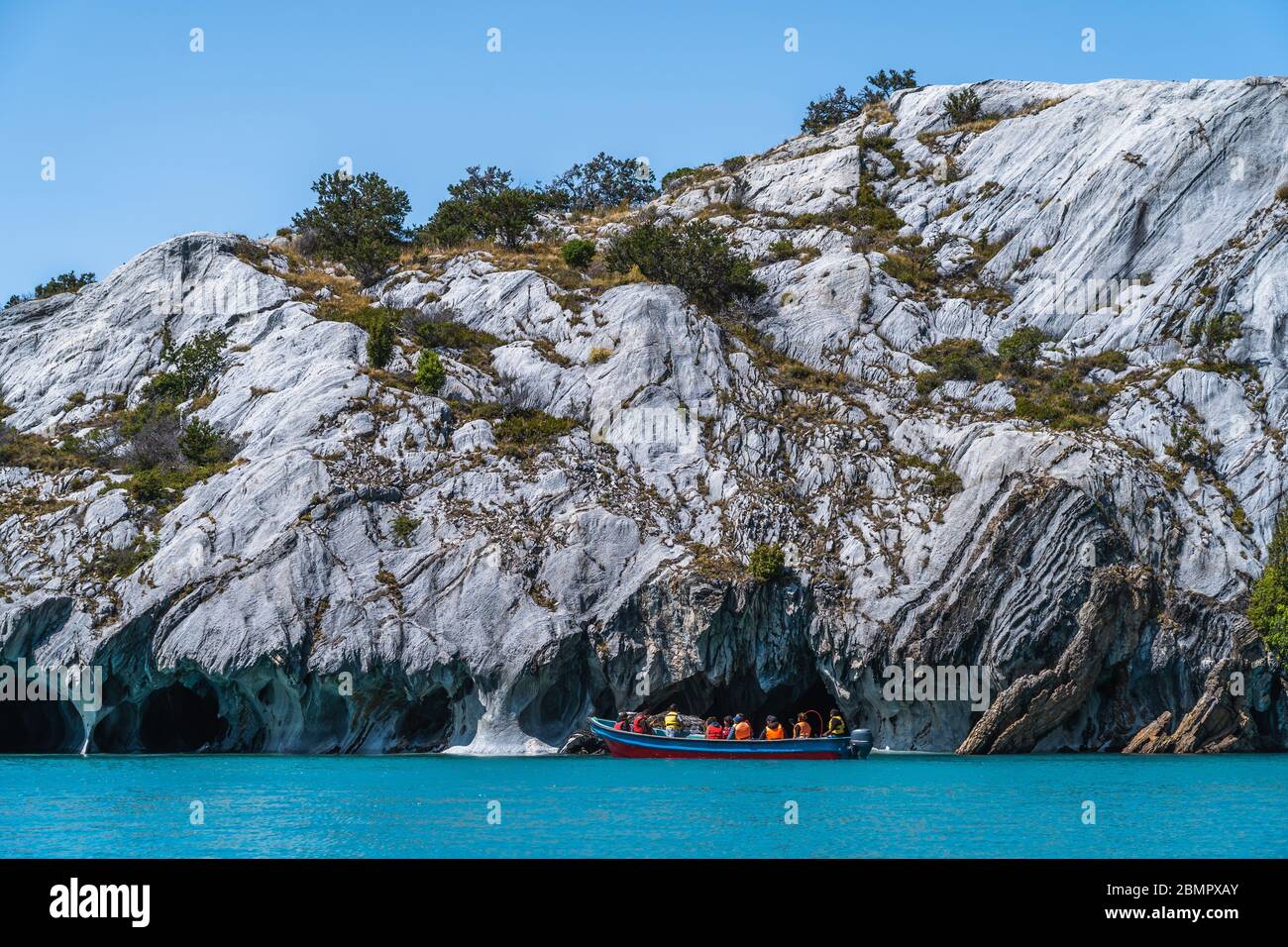 Turisti che esplorano le Grotte di marmo (in spagnolo: Cuevas de Marmol), una serie di grotte e formazioni rocciose naturalmente scolpite in Patagonia, Cile. Foto Stock