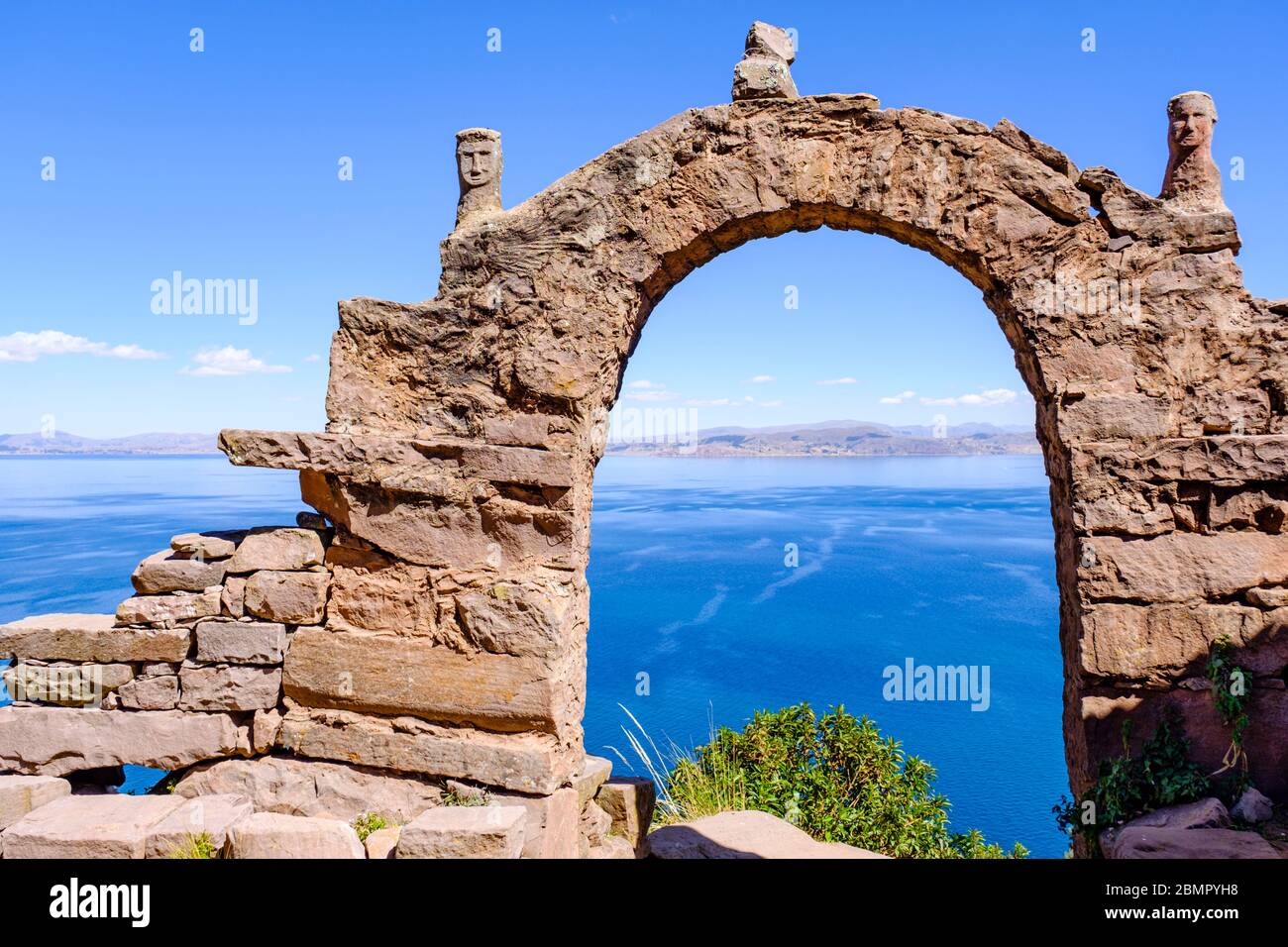 Arco tradizionale in pietra a Isla Taquile, Lago Titicaca, Taquile Island, Perù Foto Stock