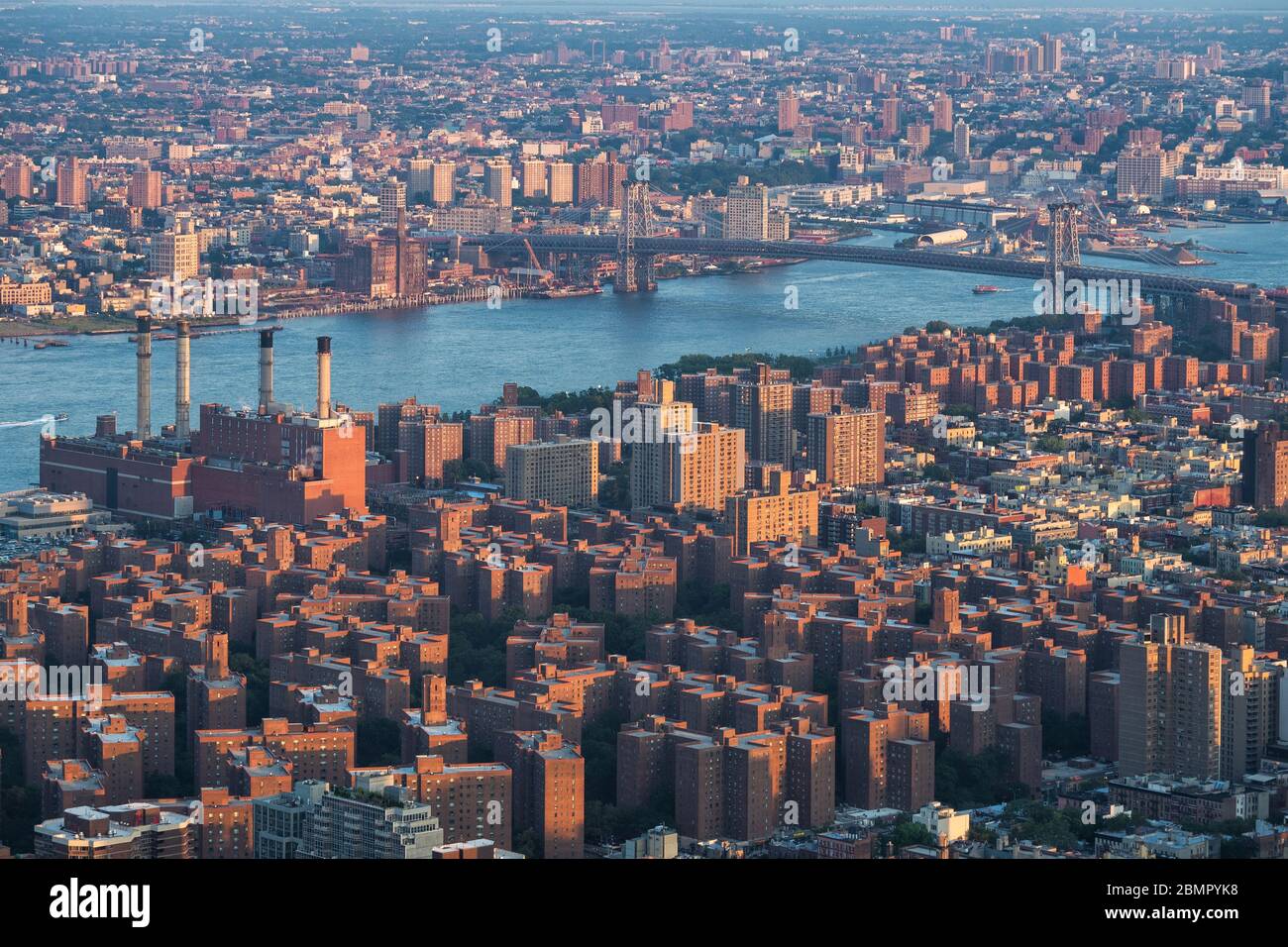 Vista aerea di New York City che mostra East Village e il ponte di Williamsburg a Manhattan, New York, Stati Uniti d'America. Foto Stock