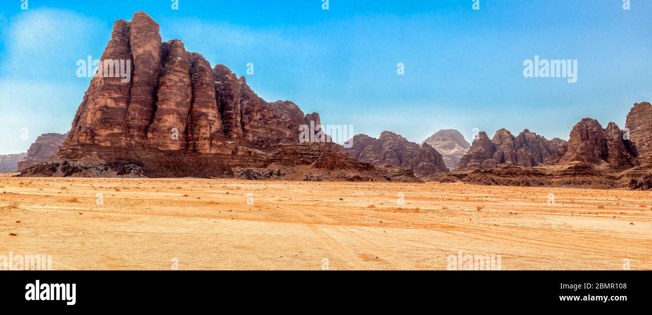 I sette pilastri della saggezza - una formazione rocciosa montagnosa gargantuana nel deserto del Wadi Rum, Giordania Foto Stock