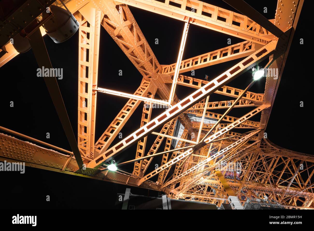 Architettura astratta sfondo di telai da costruzione rossi e travi in acciaio su sfondo scuro Foto Stock