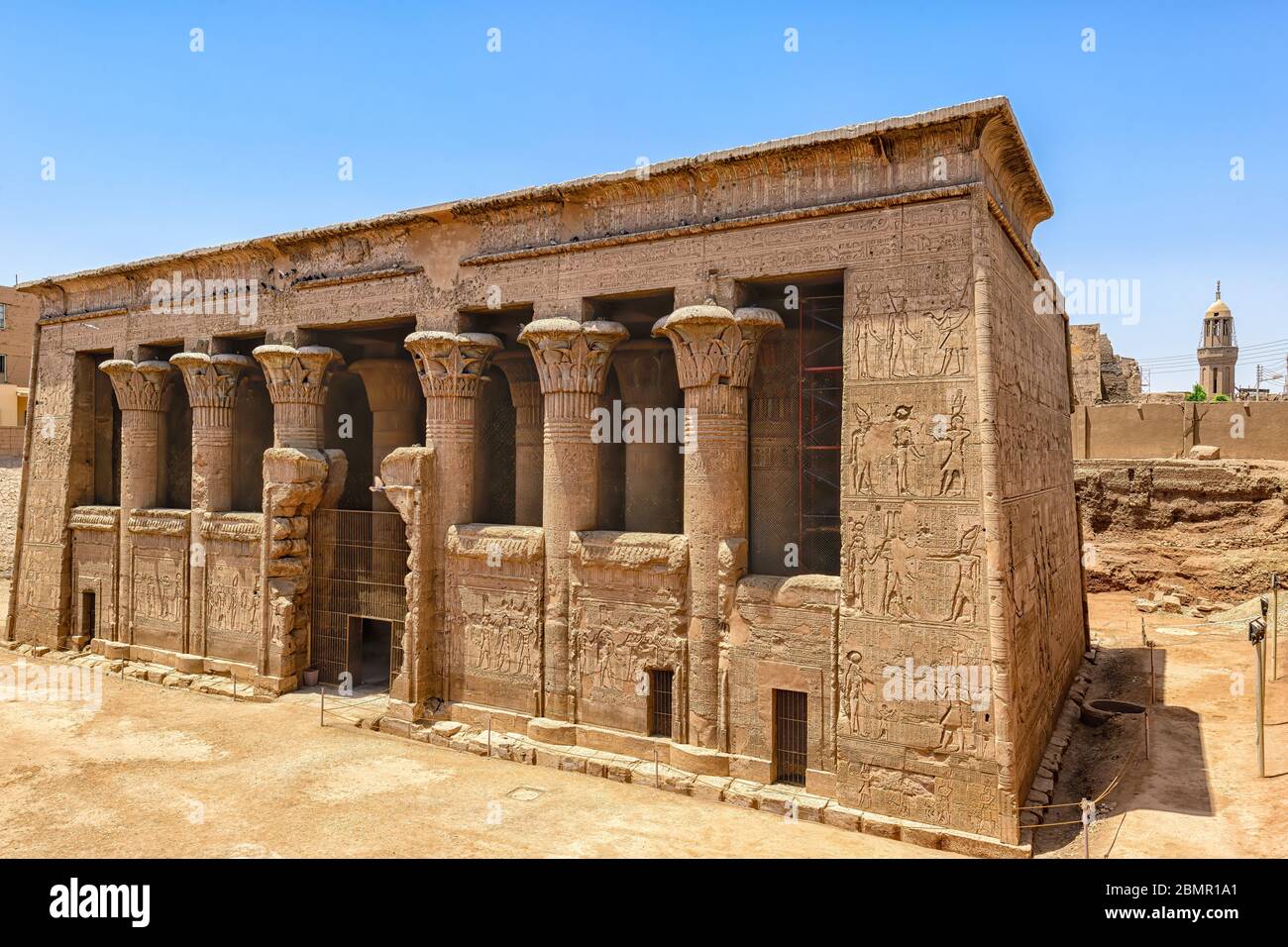 Il Tempio di Khnum si trova a circa 9 metri sotto il livello del terreno, solo la sala ipostile è stata scavata il resto è ancora sepolto sotto la città moderna Foto Stock