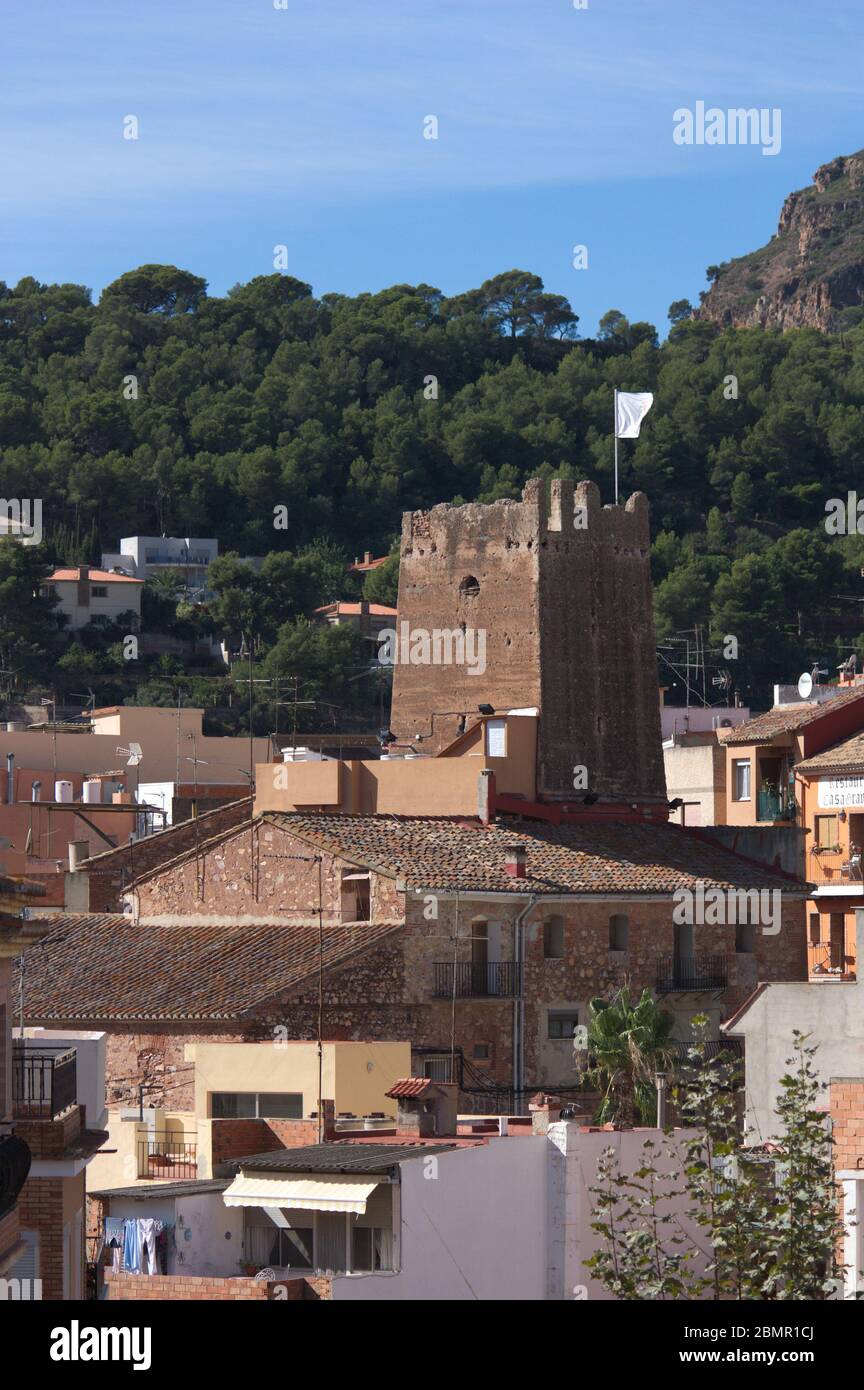 Novembre 2013. Serra, Valencia. Paesaggio della città di Serra, dove la Torre del Signore (S. IX) spicca, un monumento del periodo andaluso Foto Stock