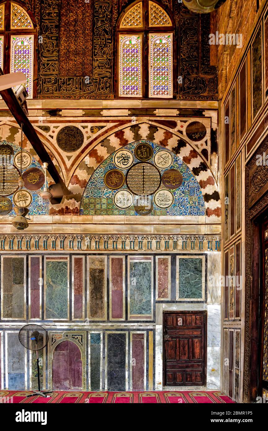 Interni scenografici e decorazioni ornamentali della moschea Sultan al-Muayyad al Cairo islamico Foto Stock