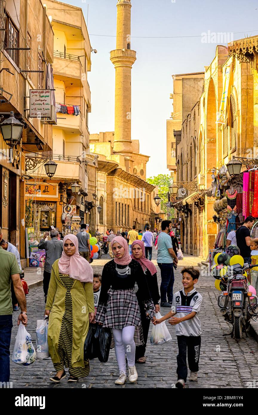 Shopping familiare al mercato Khan el-Khalili nel Cairo islamico Foto Stock