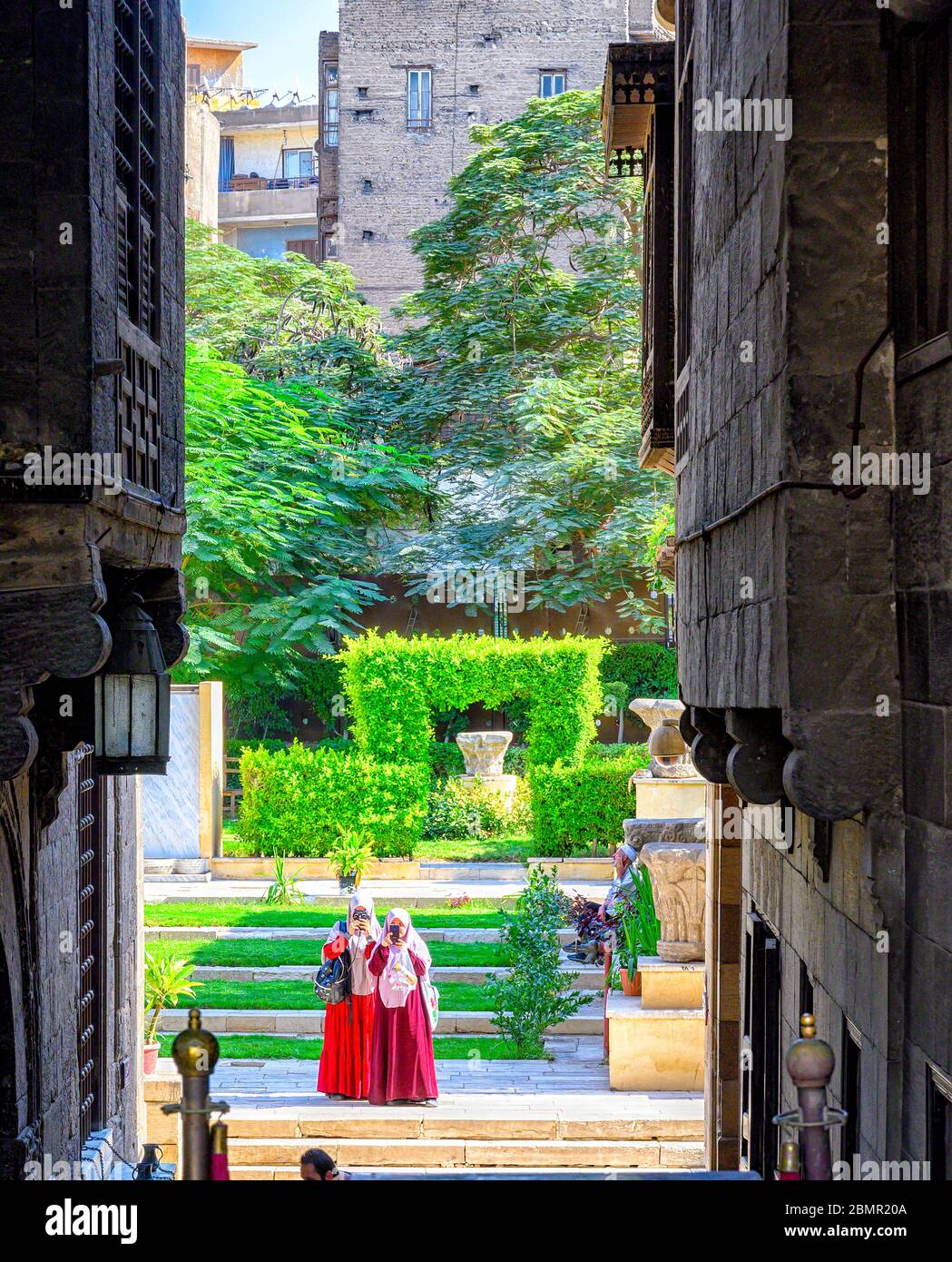 Guardando nei giardini del museo di Gayer Anderson dalle vecchie porte all'entrata principale Foto Stock