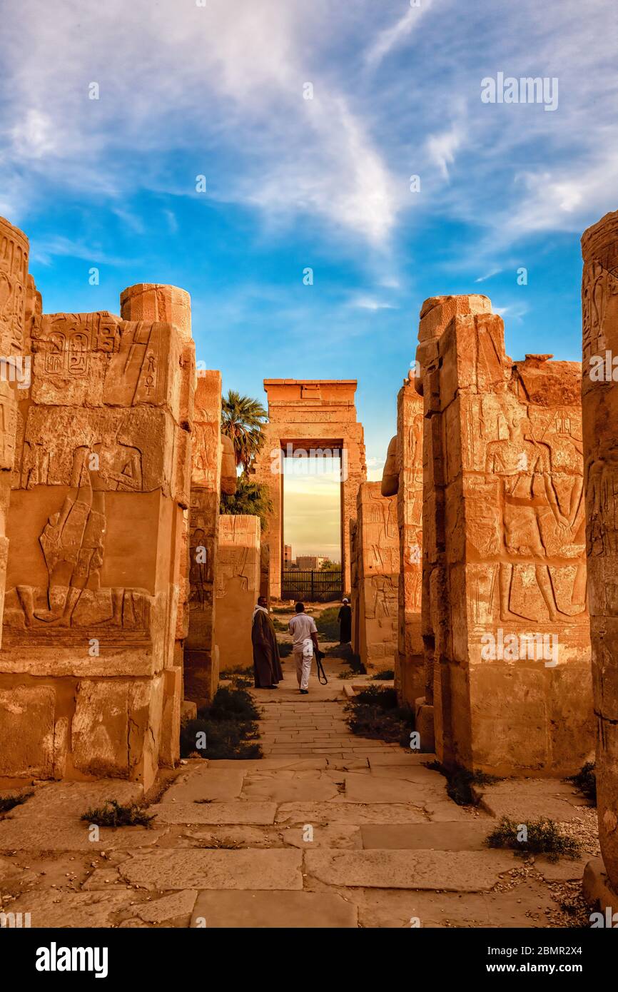 La porta Est di Nectanebo i e la Cappella dell'orecchio uditivo, al tramonto nel complesso del Tempio di Karnak Foto Stock