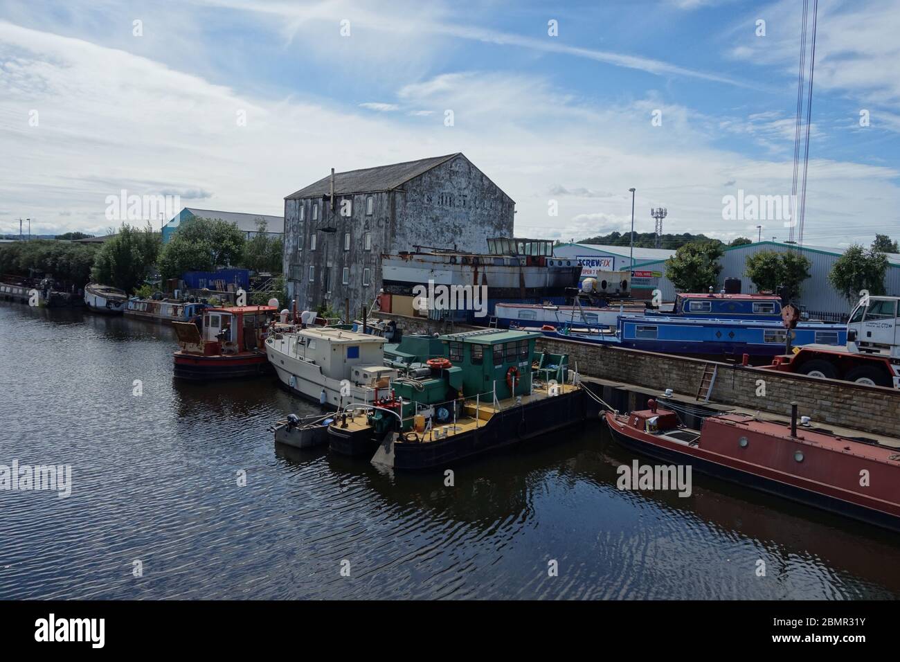 Un cantiere navale che ripara le barche del canale, sulle rive del fiume Calder in Wakefiel che serve la navigazione interna Calder e Hebble. Foto Stock