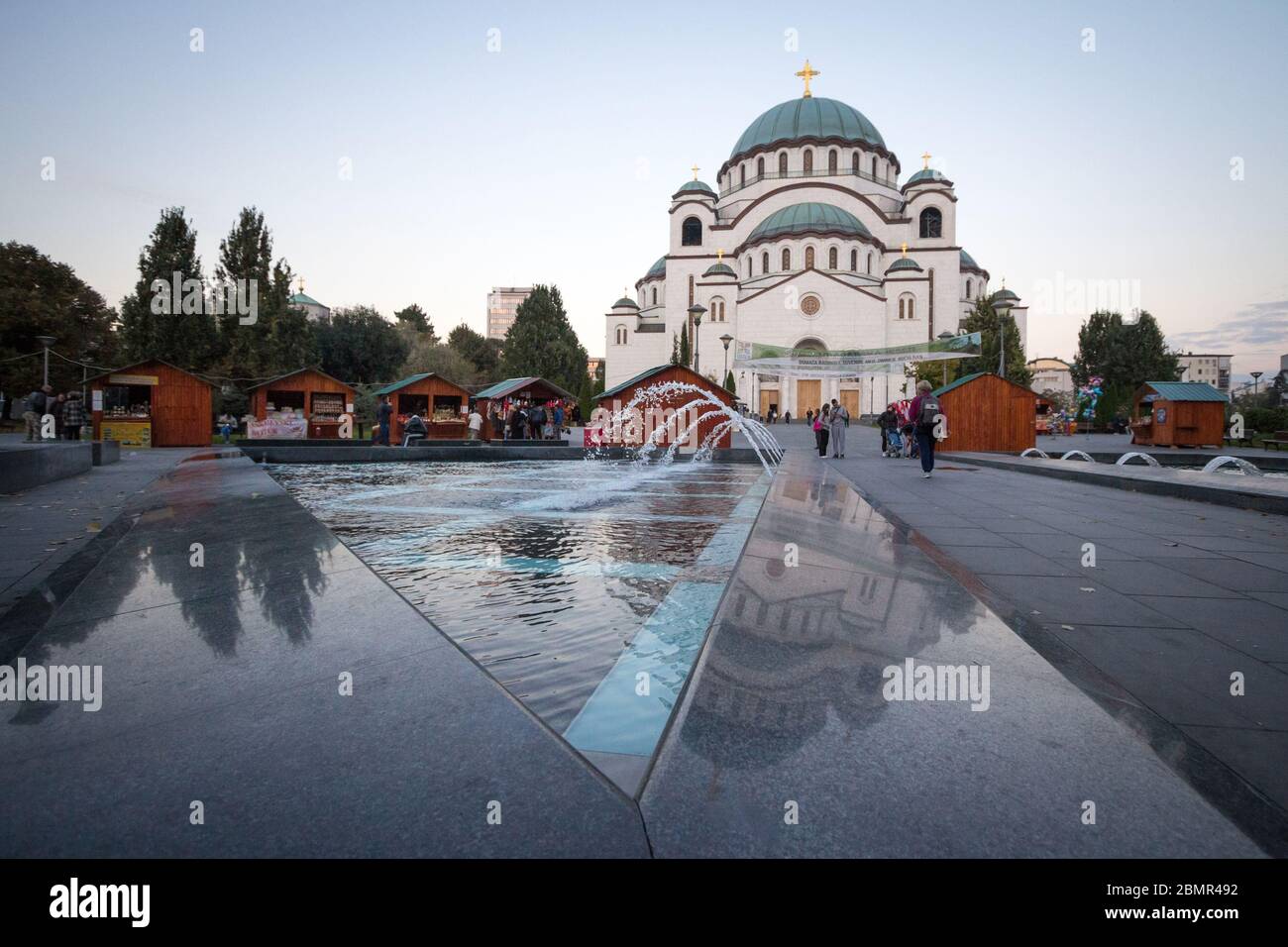 BELGRADO, SERBIA - 9 OTTOBRE 2016: Tempio della Cattedrale di San Sava (Hram Svetog Save) al crepuscolo. Questa chiesa ortodossa serba è uno dei monumenti principali Foto Stock