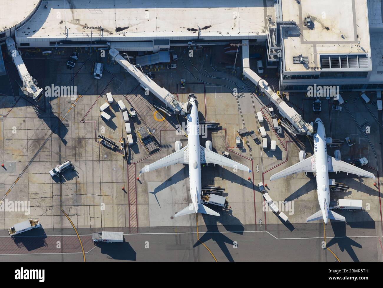 Terminal United Airlines presso l'aeroporto internazionale LAX, una città di interesse per gli Uniti con i collegamenti di volo. Boeing 737 e Airbus A320. Attrezzature di movimentazione Foto Stock