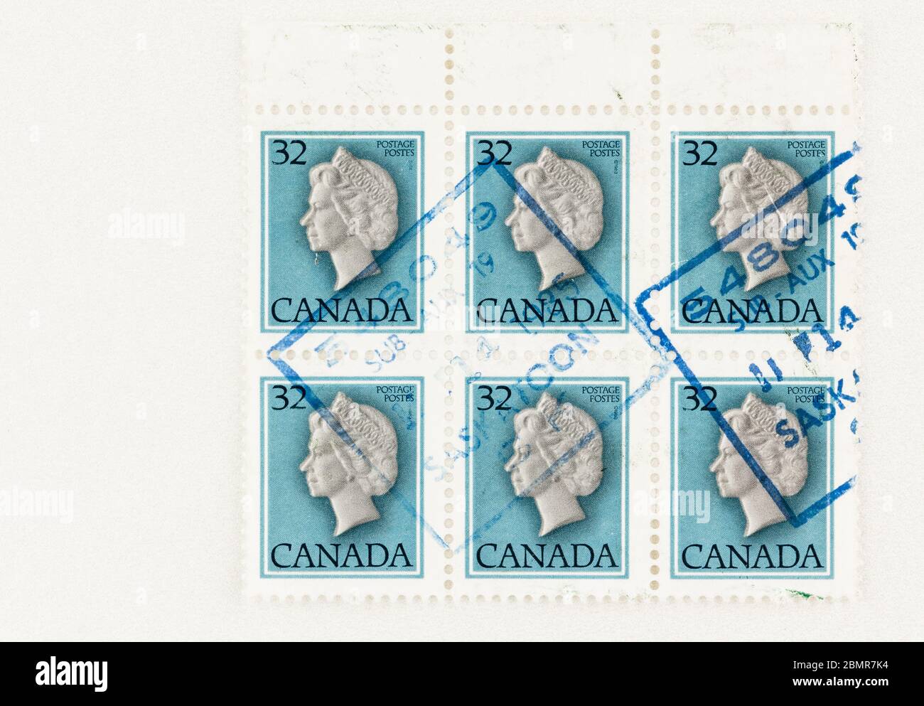 SEATTLE WASHINGTON - 10 maggio 2020: 1983 Queen Elizabeth II francobollo canadese definitivo da 32 cent blu con margini e spazio per la copia. Scott n. 792 Foto Stock
