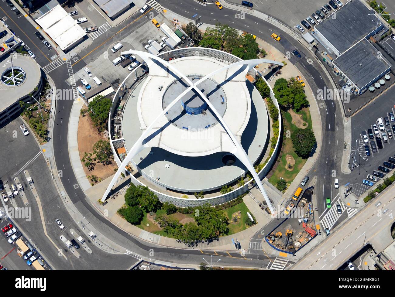 Edificio a tema all'Aeroporto di LAX. Iconica struttura spaziale con influenza PopulLuxe, lo stile architettonico Googie. Los Angeles, Stati Uniti (USA). Foto Stock